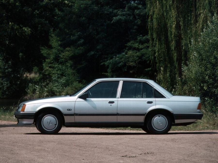  Opel Rekord 1982 года  (фото 12 из 21)